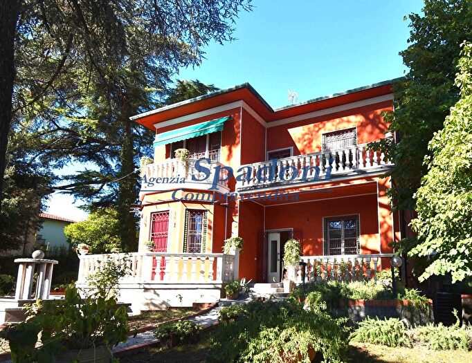 Casa con 14 locali in vendita in Altopascio