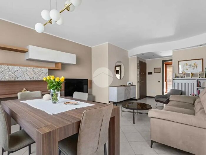 Appartamento trilocale in vendita in Via Carlo Salerno, Trezzano Sul Naviglio