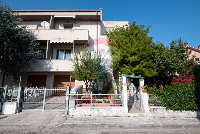 Casa con 8 locali in vendita in Via Umbria, Montemarciano