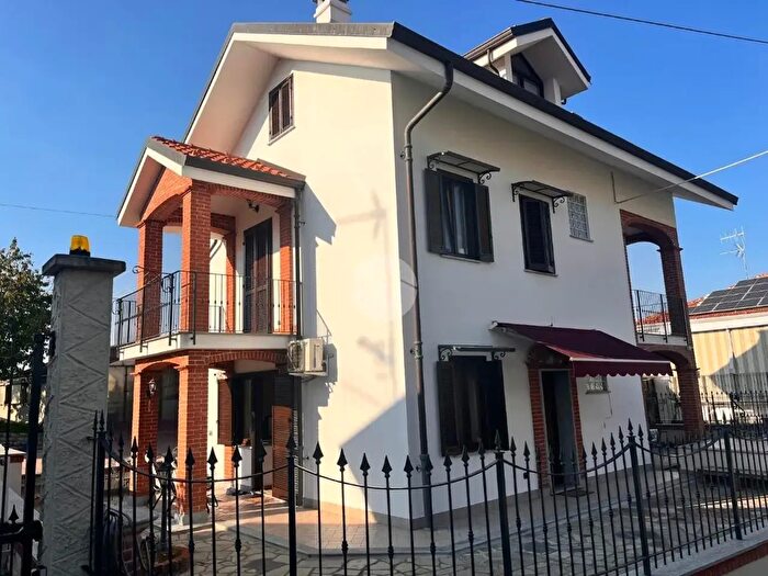 Casa con 10 locali in vendita in Via Dora, Gassino Torinese