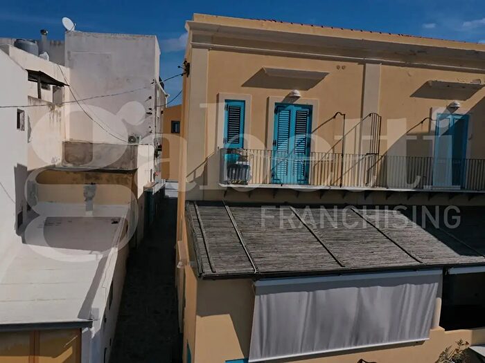 Casa quadrilocale in vendita in Via Stromboli Frazione Lingua Snc, Santa Marina Salina