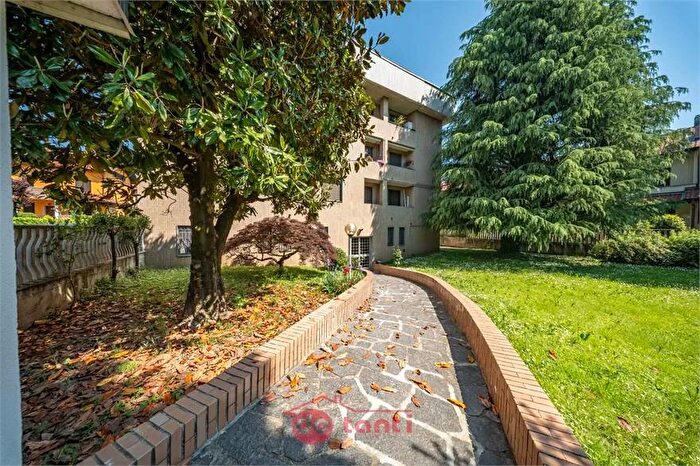 Appartamento con 5 locali in vendita in Via Antonio Canova Garbagnate Milanese MI, Garbagnate Milanese