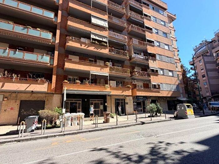 Appartamento bilocale in vendita in Via Domenico Fontana, Arenella, Napoli