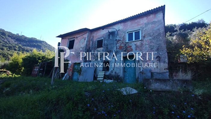 Casa quadrilocale in vendita in Carrara