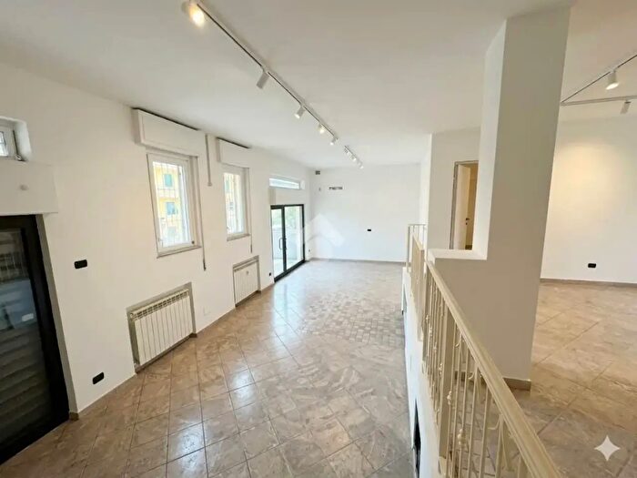 Appartamento quadrilocale in vendita in Via Milano, Lomagna