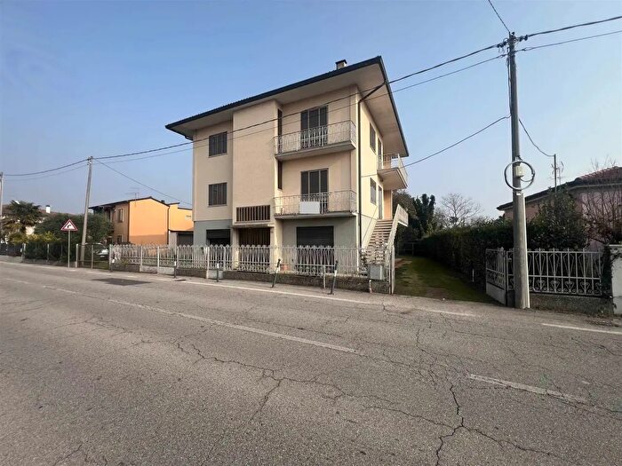 Casa con 9 locali in vendita in San Pietro Viminario