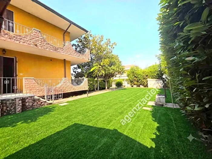 Casa con 6 locali in vendita in Montignoso