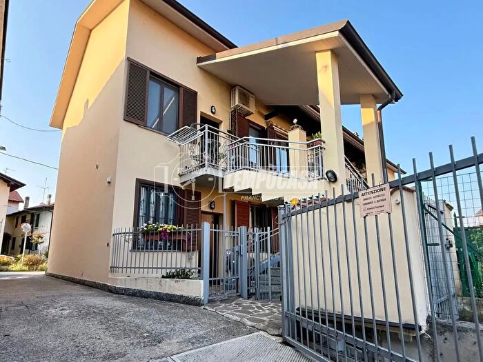 Appartamento trilocale in vendita in Via Molgora, Camparada