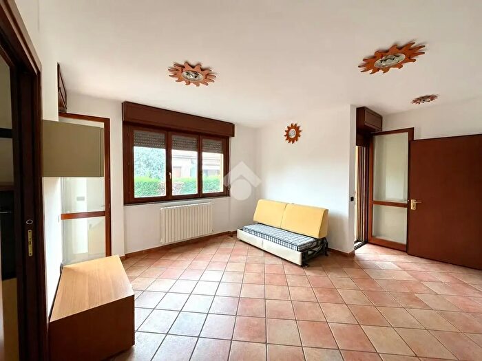 Appartamento bilocale in affitto in Via Ada Negri, Carugo
