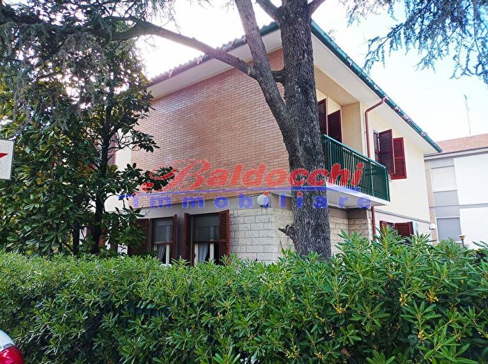 Casa con 7 locali in vendita in Fano