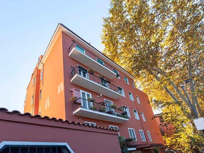 Appartamento trilocale in affitto in Via Vitellia, Roma