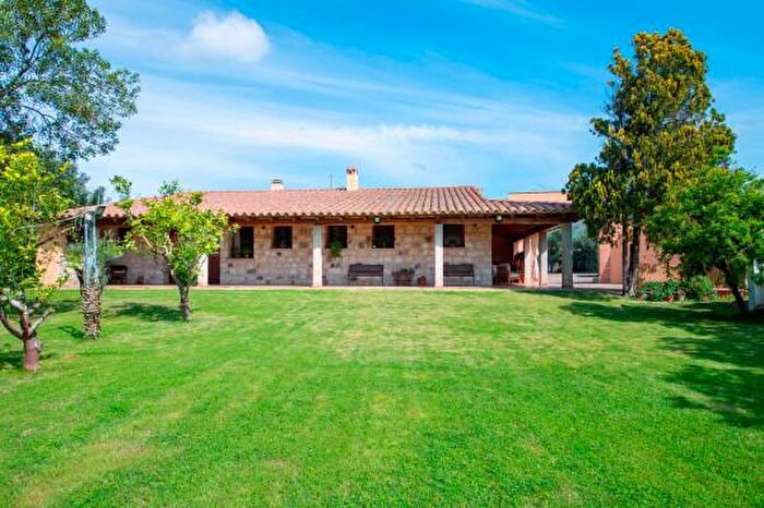 Casa con 6 locali in vendita in Tratalias