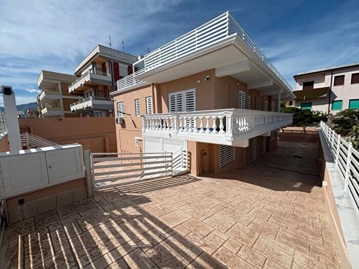 Casa con 6 locali in affitto in Lungomare Nazario Sauro, Centro, Minturno