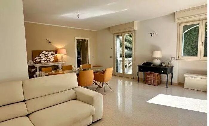 Casa con 9 locali in vendita in Forte Dei Marmi