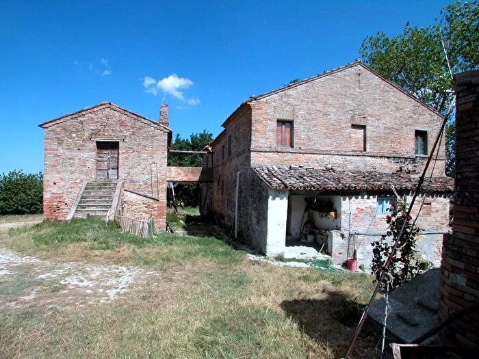 Casa con 10 locali in vendita in Monte Rinaldo