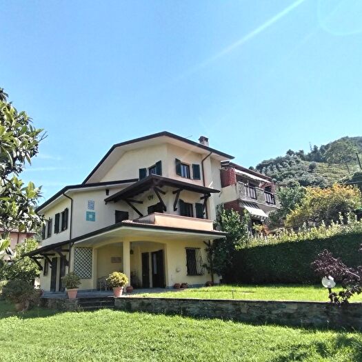 Casa con 6 locali in vendita in Montignoso