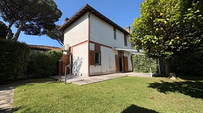 Casa con 7 locali in vendita in Viale dei Pini Fondi Fondi Mare Mare, Fondi