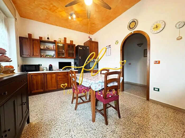 Appartamento con 5 locali in vendita in Collesalvetti