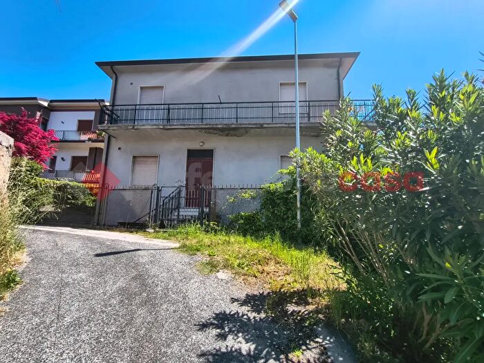 Casa con 10 locali in vendita in Via Nazareth Snc, Isola Del Liri