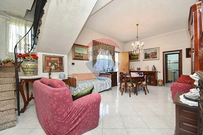 Casa con 8 locali in vendita in Via Nicola Coviello, Gravina Di Catania