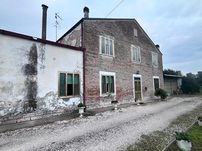 Casa con 12 locali in vendita in Copparo