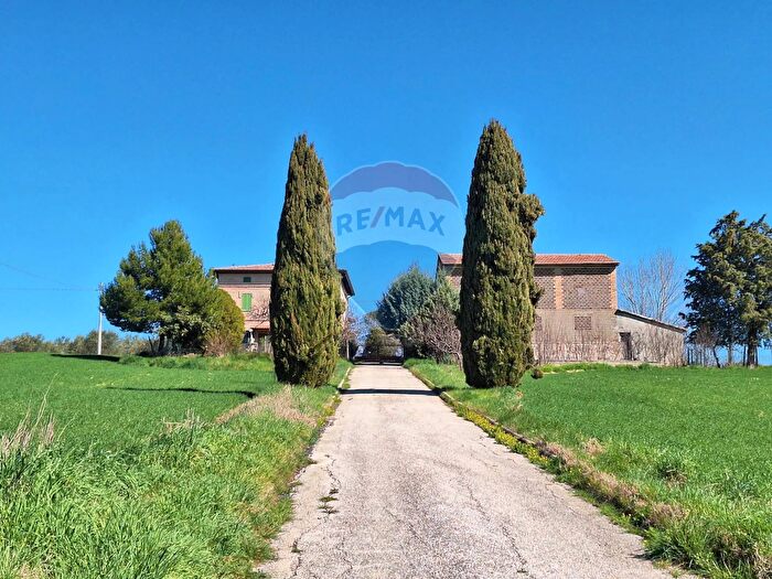 Casa con 10 locali in vendita in Loc Macchie, Montefalco