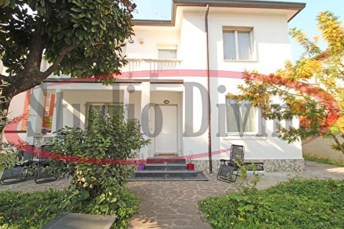 Casa con 6 locali in vendita in Viale dei Fiori, Cusano Milanino
