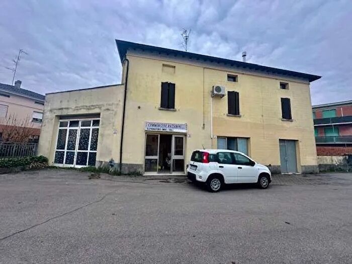 Casa con 20 locali in vendita in Via Roma, Medolla