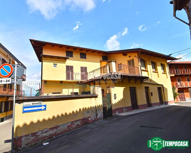 Casa con 7 locali in vendita in Via Console Drovetti, Barbania