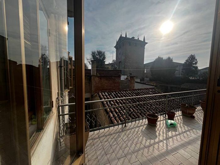 Appartamento quadrilocale in affitto in Largo Martiri della Libertà, Centro, Gonzaga