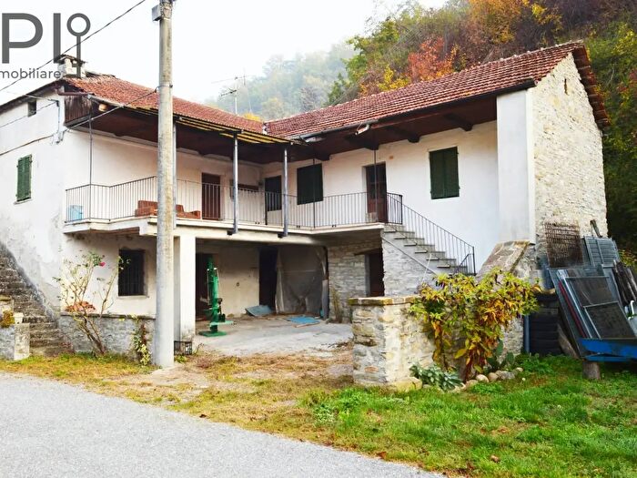 Casa con 7 locali in vendita in Sugliani, Dego