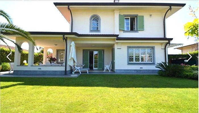 Casa con 17 locali in vendita in Forte Dei Marmi