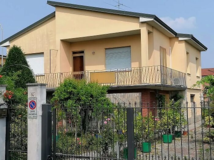 Casa trilocale in vendita in Via Marconi, Pandino