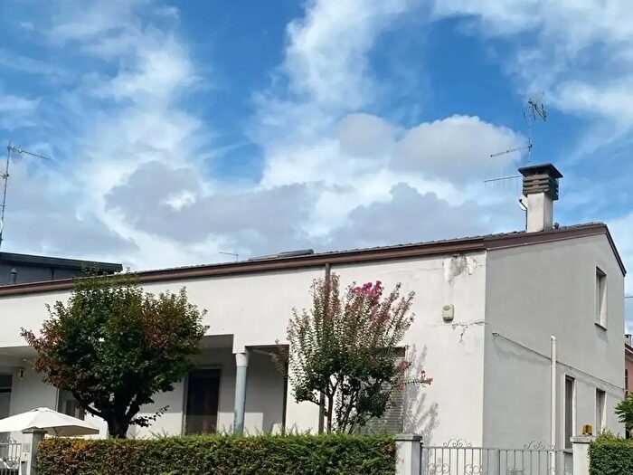 Casa con 9 locali in vendita in Via Egidio Gorra, Piacenza