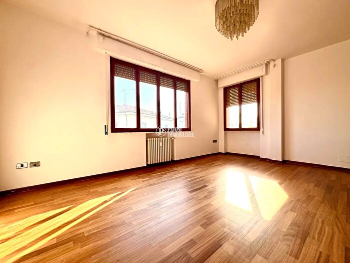 Appartamento con 6 locali in vendita in Via IV Novembre, Pistoia