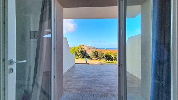 Appartamento trilocale in vendita in Via LI Russi, Castelsardo