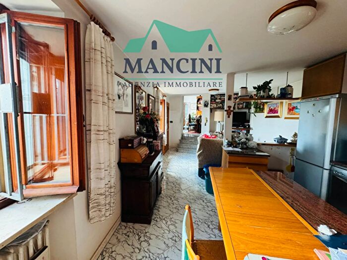 Casa con 6 locali in vendita in Montirozzo, Jesi