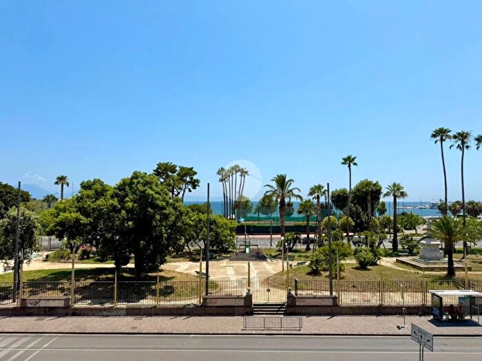 Appartamento con 17 locali in affitto in Riviera di Chiaia, Napoli