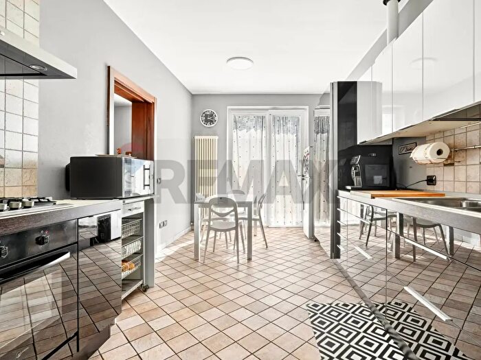 Appartamento trilocale in vendita in Via De Nicola, Cavaria Con Premezzo