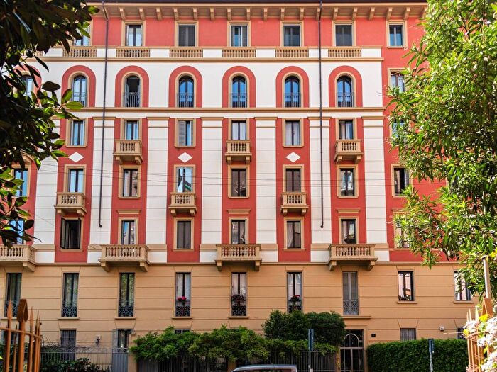 Appartamento quadrilocale in affitto in Via Alfredo Oriani, Quadronno Crocetta, Milano
