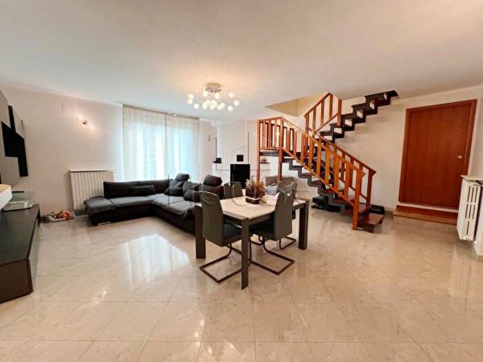 Casa con 6 locali in vendita in Viale Osimo, Sansepolcro