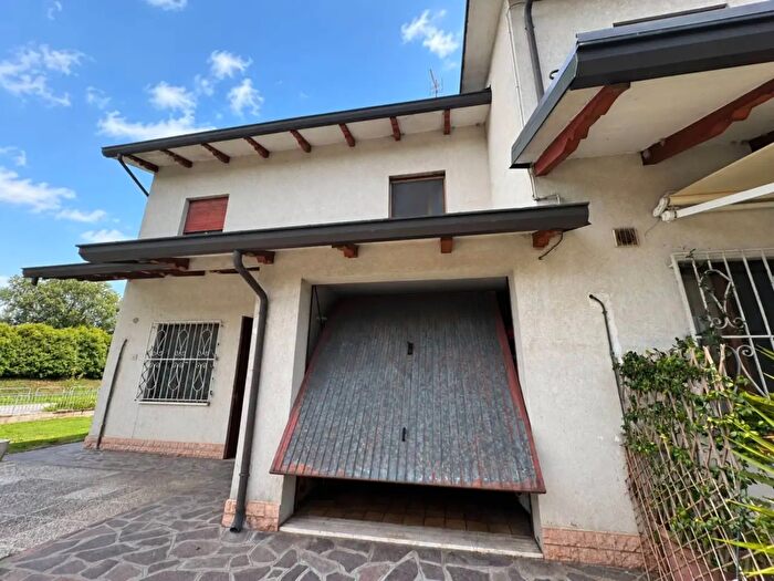 Casa con 5 locali in vendita in Cavezzo