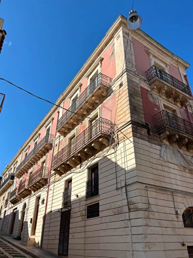 Appartamento con 7 locali in vendita in Via Roma E Via Municipio, Pachino