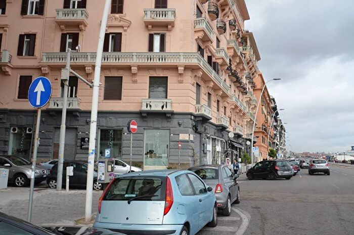 Appartamento con 5 locali in affitto in Via Lucilio, Santa Lucia, Napoli