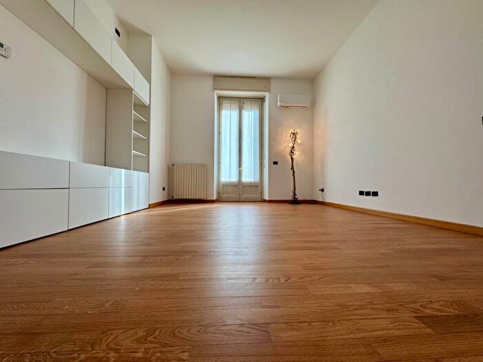 Appartamento trilocale in affitto in Viale Regina Margherita, Guastalla, Milano