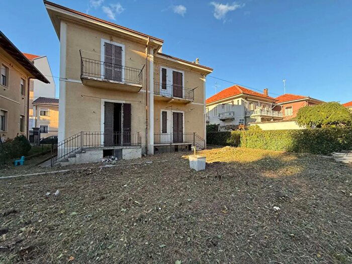 Casa con 12 locali in vendita in Via Tessore, Pinerolo