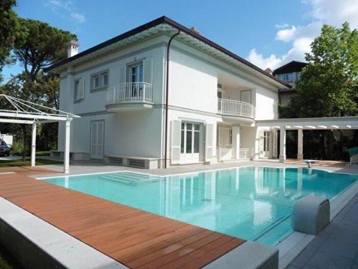 Casa con 6 locali in vendita in Forte Dei Marmi