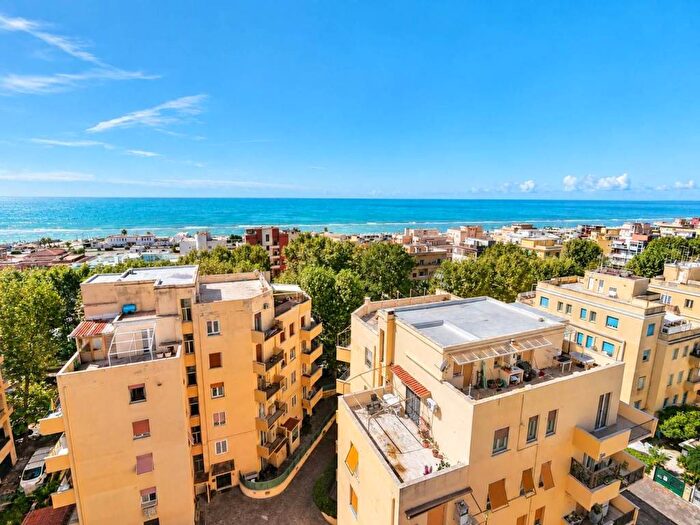 Appartamento bilocale in vendita in Via Calvi, Ostia Levante, Roma