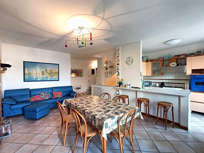 Appartamento con 6 locali in vendita in Via da Palestrina, Viareggio