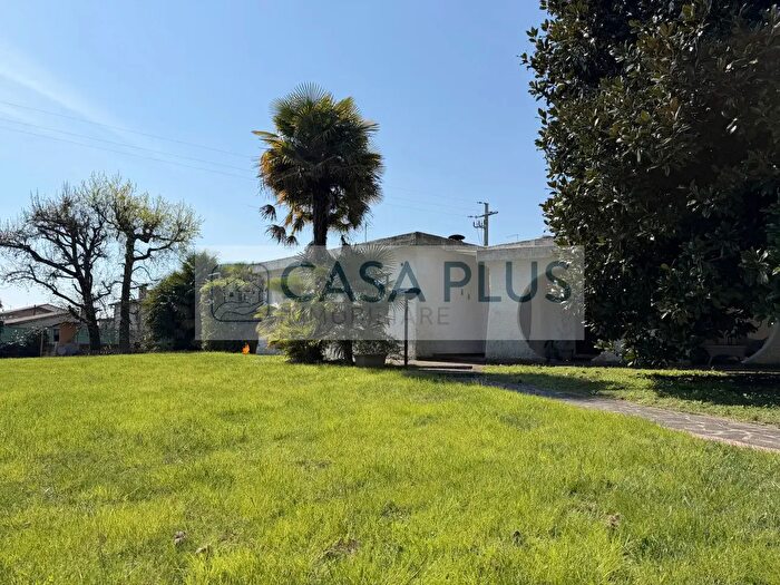 Casa con 7 locali in vendita in Tombolo